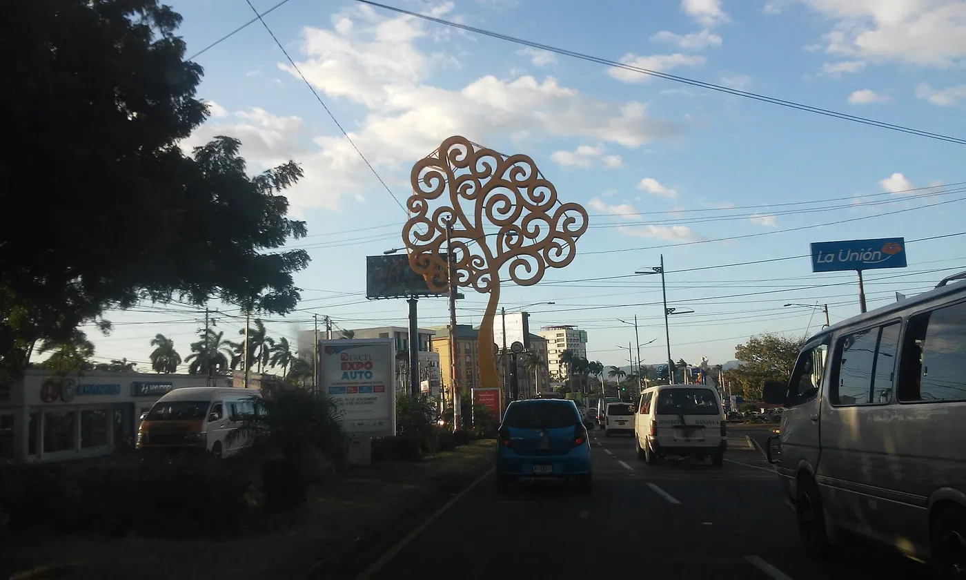 Cars and buses on a Managua avenue